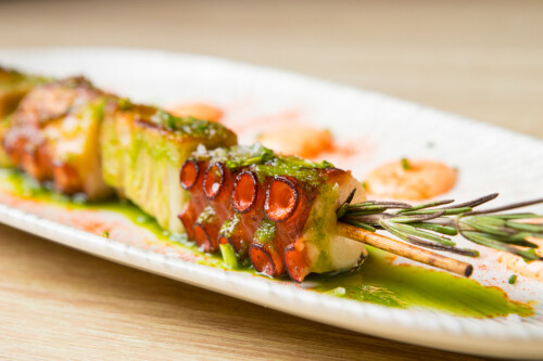 Brocheta de pulpo y panceta iberica Brocheta de pulpo y panceta ibérica con mayonsa de pimientos asados